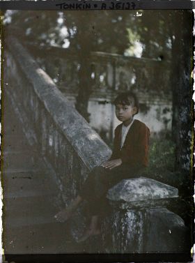 Image représentant Une fillette assise en bas d'un escalier