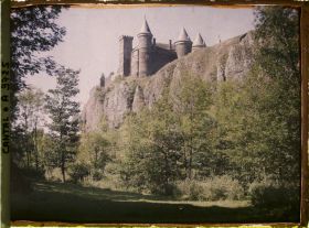 Image représentant Le château du Sailhant, vue de la cascade de Babory