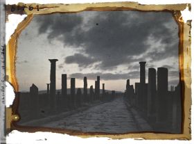 Image représentant Algérie, Timgad, Soleil levant sur le Decumanus Maximus