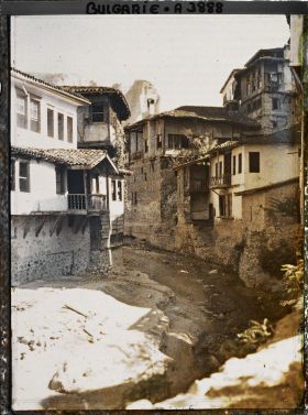 Image représentant Rue de terre battue bordée de maisons en étages