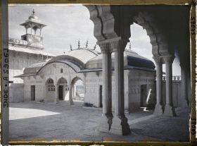 Image représentant Un pavillon en marbre du palais privé (Khas Mahal) de Shah Jahan dans le fort Rouge (Lal Qila)