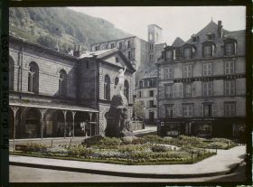 Image représentant France, Mont Dore, Place Michel Bertrand et le monumt aux morts