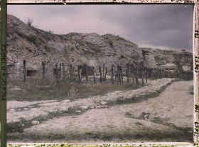 Image représentant France, Fort de Douaumont, Le mur du fort près de l'entrée