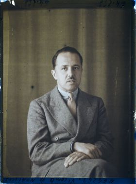 Image représentant https://musee-albert-kahn.s-museum.fr/home/NWQ2OTAwYzNmYjZlZTk1ZWQwODJmMjY4L2dlbmVyaWMtbm90aWNlLXRhYi9hdXRob3JpdHkvNjE3YTc5ZjVjZjhiODk2OGIzMzM3ZDIx/5d6900c3fb6ee95ed082f268/generic-notice-tab/authority/617a79ebcf8b8968b33374c7 Le Vicomte Charles de Noailles