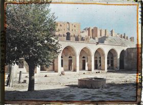 Image représentant Vue de la citadelle depuis la cour intérieur de la mosquée et madrasa Khusruwiyya au sud-ouest