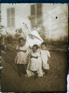 Image représentant La Mère supérieure de la mission catholique et trois petits enfants