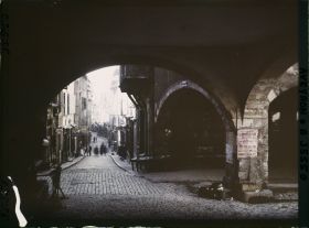 Image représentant La rue de la République, vue prise des Arcades du Consulat