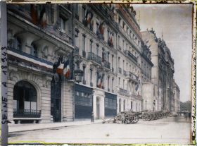 Image représentant Décorations et canons sur les Champs-Elysées pour les fêtes de la Victoire