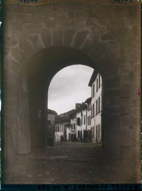 Image représentant France, St Jean Pied de Port, Même porte prise de l'extérieur