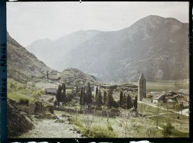 Image représentant Le vieux clocher et le cimetière ; la vallée de l'Ariège vers l'amont