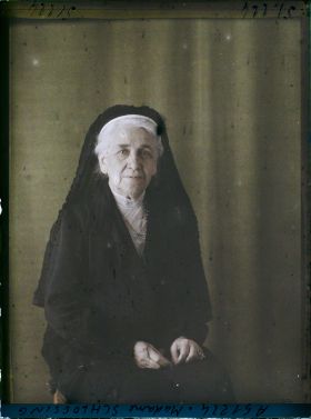 Image représentant https://musee-albert-kahn.s-museum.fr/home/NWQ2OTAwYzNmYjZlZTk1ZWQwODJmMjY4L2dlbmVyaWMtbm90aWNlLXRhYi9hdXRob3JpdHkvNjE3YTc5ZjVjZjhiODk2OGIzMzM3ZDIx/5d6900c3fb6ee95ed082f268/generic-notice-tab/authority/617a79ebcf8b8968b33377bb Madame Schloesing