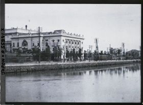 Image représentant Le théâtre impérial dans le quartier de Marunouchi depuis les douves du palais impérial