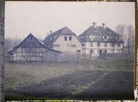 Image représentant France Alsace, Strasbourg, Trois Vieilles maisons rurales près de la Porte de la Robertsau et terre noire au 1er plan