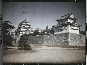 Image représentant Le donjon (tenshu) et une tour d'angle du château de Nagoya (Nagoya-jôshi) depuis le Nishi-no-maru