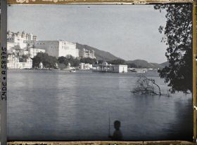 Image représentant Vue partielle du palais de la Cité (Raj Mahal) et le lac Pichola