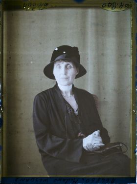 Image représentant https://musee-albert-kahn.s-museum.fr/home/NWQ2OTAwYzNmYjZlZTk1ZWQwODJmMjY4L2dlbmVyaWMtbm90aWNlLXRhYi9hdXRob3JpdHkvNjE3YTc5ZjVjZjhiODk2OGIzMzM3ZDIx/5d6900c3fb6ee95ed082f268/generic-notice-tab/authority/617a79ebcf8b8968b3337a89 Madame Jospéhine Weygand