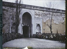 Image représentant Turquie, Constantinople, Porte de Top-Kapou Sérail au moment du passage du Calife