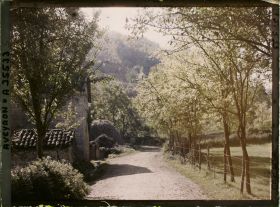 Image représentant La route de Naussac, et la colline dite Mont Cavalié