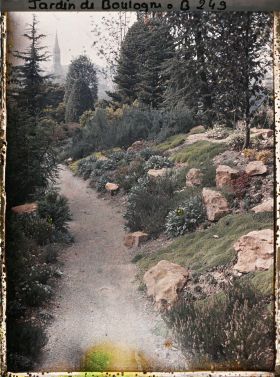 Image représentant Clocher de Saint-Cloud, au-delà d'un chemin du " jardin chinois " traversant un espace rocailleux et arboré