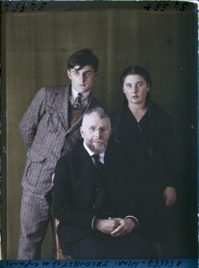 Image représentant https://musee-albert-kahn.s-museum.fr/home/NWQ2OTAwYzNmYjZlZTk1ZWQwODJmMjY4L2dlbmVyaWMtbm90aWNlLXRhYi9hdXRob3JpdHkvNjE3YTc5ZjVjZjhiODk2OGIzMzM3ZDIx/5d6900c3fb6ee95ed082f268/generic-notice-tab/authority/617a79ebcf8b8968b3336fad Monsieur Jacoubet fils,  https://musee-albert-kahn.s-museum.fr/home/NWQ2OTAwYzNmYjZlZTk1ZWQwODJmMjY4L2dlbmVyaWMtbm90aWNlLXRhYi9hdXRob3JpdHkvNjE3YTc5ZjVjZjhiODk2OGIzMzM3ZDIx/5d6900c3fb6ee95ed082f268/generic-notice-tab/authority/617a79ebcf8b8968b3336fac Mr Henri Jacoubet et  https://musee-albert-kahn.s-museum.fr/home/NWQ2OTAwYzNmYjZlZTk1ZWQwODJmMjY4L2dlbmVyaWMtbm90aWNlLXRhYi9hdXRob3JpdHkvNjE3YTc5ZjVjZjhiODk2OGIzMzM3ZDIx/5d6900c3fb6ee95ed082f268/generic-notice-tab/authority/617a79ebcf8b8968b3336fae Melle Jacoubet