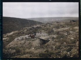 Image représentant France, Haudremont Carrières, Panorama sur la cote du Poivre, au 1er plan tranchées et abris bouleversés par les obus
