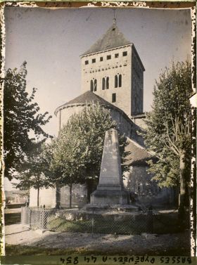 Image représentant France, Sauveterre de Béarn, L'Eglise et le monument aux Morts