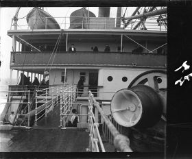Image représentant La passerelle et le pont des 1ères classes sous la pluie