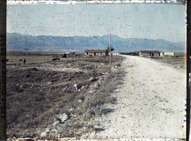 Image représentant Le village de Mourad Pacha et au fond le Jibal Al Amanos (Monts Amanus)
