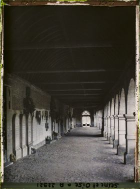 Image représentant France, Montfort l'Amaury, Les Allées Couvertes du Cimetière