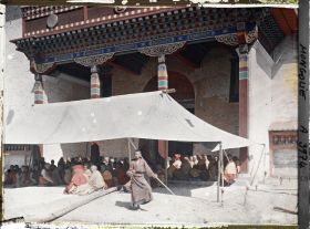 Image représentant Une prière collective devant le porche d'entrée du temple Megjid janraiseg, monastère de Gandan