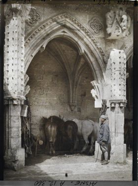 Image représentant Cloître de l'ancienne abbaye Saint-Jean-des-Vignes transformé en écurie