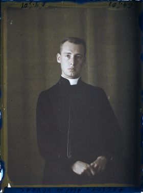 Image représentant https://musee-albert-kahn.s-museum.fr/home/NWQ2OTAwYzNmYjZlZTk1ZWQwODJmMjY4L2dlbmVyaWMtbm90aWNlLXRhYi9hdXRob3JpdHkvNjE3YTc5ZjVjZjhiODk2OGIzMzM3ZDIx/5d6900c3fb6ee95ed082f268/generic-notice-tab/authority/617a79ebcf8b8968b33379d6 L'Abbé de Veyrac