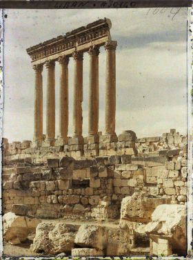 Image représentant Les six colonnes restantes du péristyle méridional du sanctuaire du Temple de Jupiter Héliopolitain