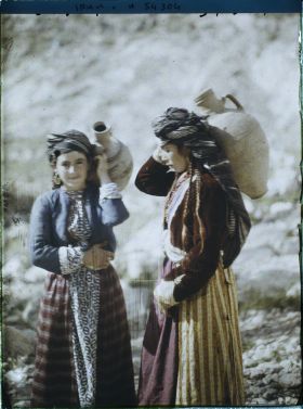 Image représentant Jeunes femmes kurdes