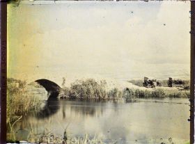 Image représentant Voitures des opérateurs stationnant près d'un pont