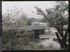 Image représentant La petite section du double pont Karahashi sur la Setagawa, vu de l'îlôt central