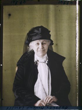 Image représentant https://musee-albert-kahn.s-museum.fr/home/NWQ2OTAwYzNmYjZlZTk1ZWQwODJmMjY4L2dlbmVyaWMtbm90aWNlLXRhYi9hdXRob3JpdHkvNjE3YTc5ZjVjZjhiODk2OGIzMzM3ZDIx/5d6900c3fb6ee95ed082f268/generic-notice-tab/authority/617a79ebcf8b8968b3337141 Madame Ernest Lavisse