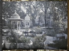 Image représentant Bassin-jardin du palais flottant de Jag Niwas ou de Jag Mandir sur le lac Pichola