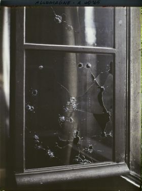 Image représentant Prusse, Crefeld, Fenêtre de l'Hôtel de Ville  (balles)