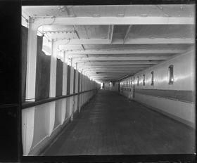 Image représentant Vue de la coursive du pont des 1eres classes, protégée en vue de la tempête.