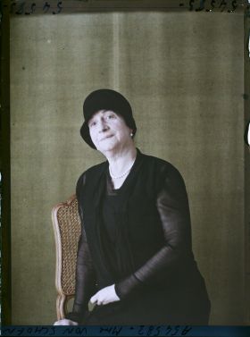Image représentant https://musee-albert-kahn.s-museum.fr/home/NWQ2OTAwYzNmYjZlZTk1ZWQwODJmMjY4L2dlbmVyaWMtbm90aWNlLXRhYi9hdXRob3JpdHkvNjE3YTc5ZjVjZjhiODk2OGIzMzM3ZDIx/5d6900c3fb6ee95ed082f268/generic-notice-tab/authority/617a79ebcf8b8968b333665a Madame Bertha von Schoen