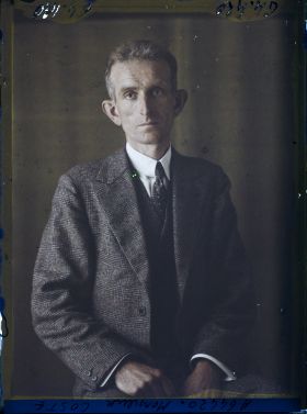 Image représentant https://musee-albert-kahn.s-museum.fr/home/NWQ2OTAwYzNmYjZlZTk1ZWQwODJmMjY4L2dlbmVyaWMtbm90aWNlLXRhYi9hdXRob3JpdHkvNjE3YTc5ZjVjZjhiODk2OGIzMzM3ZDIx/5d6900c3fb6ee95ed082f268/generic-notice-tab/authority/617a79ebcf8b8968b3336b03 Monsieur Coste