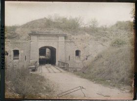 Image représentant France, St Mihiel, Fort du Camp des Romains : Entrée du fort rue de l'intérieur