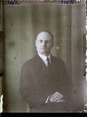 Image représentant Monsieur  https://musee-albert-kahn.s-museum.fr/home/NWQ2OTAwYzNmYjZlZTk1ZWQwODJmMjY4L2dlbmVyaWMtbm90aWNlLXRhYi9hdXRob3JpdHkvNjE3YTc5ZjVjZjhiODk2OGIzMzM3ZDIx/5d6900c3fb6ee95ed082f268/generic-notice-tab/authority/617a79ebcf8b8968b33379ed Raymond Voize