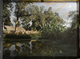 Image représentant Le temple Van-mieu vu de l'extérieur de son enceinte, au soleil couchant