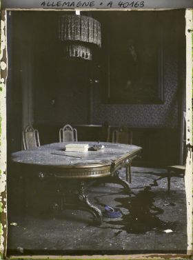 Image représentant Prusse, Crefeld, Salle de l'Hôtel de Ville avec flaque de sang du policier tué