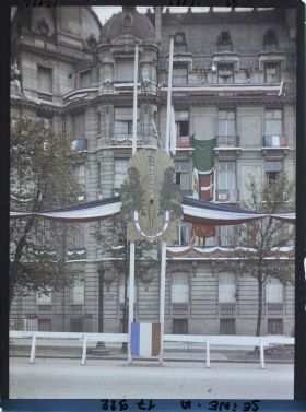 Image représentant Décorations sur les Champs-Elysées au lendemain des fêtes de la Victoire des 13 et 14 juillet