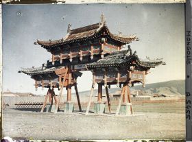 Image représentant Un pailuur (porte triomphale) à l'entrée sud du palais Jaune