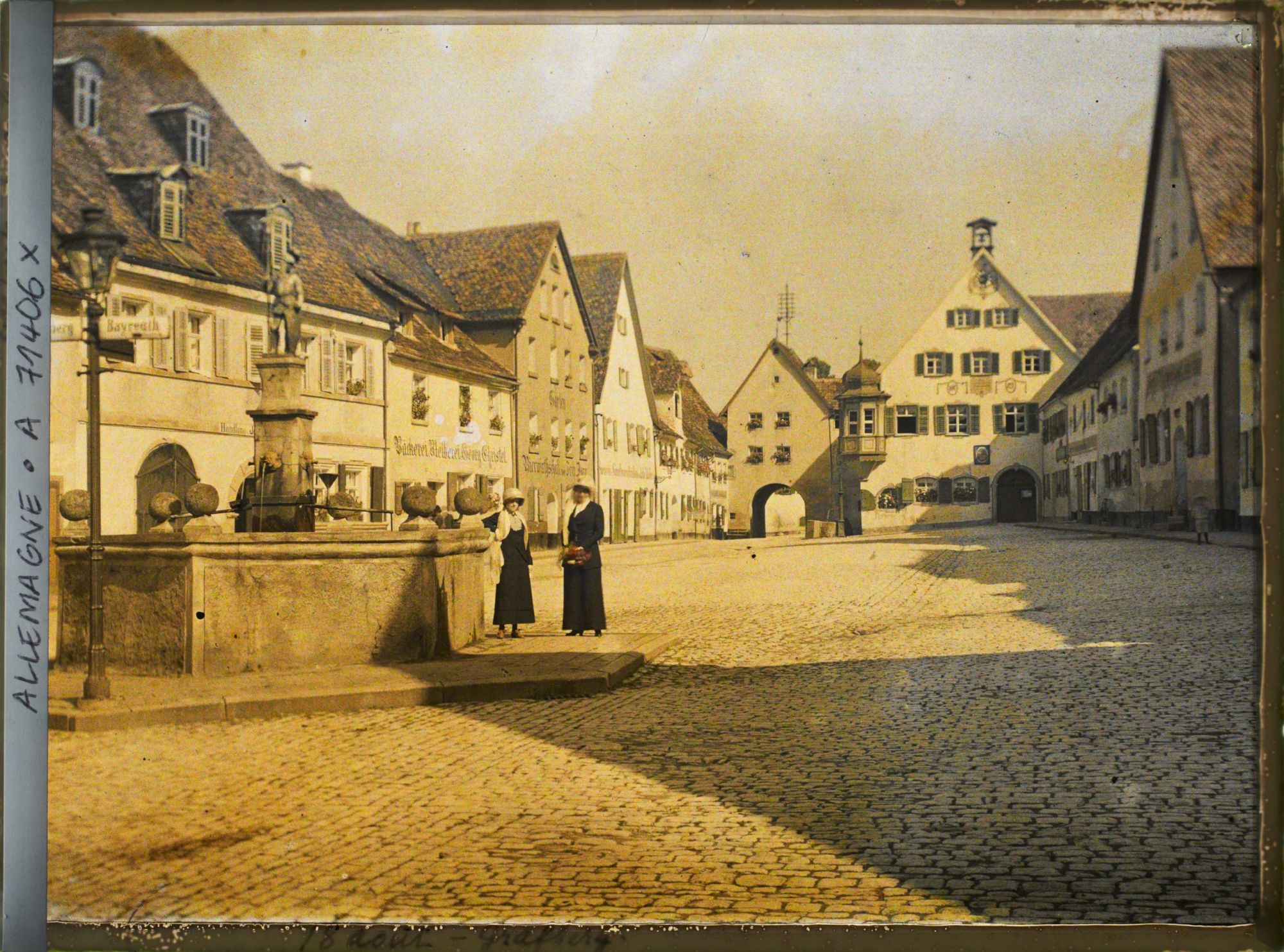 Image représentant https://musee-albert-kahn.s-museum.fr/home/NWQ2OTAwYzNmYjZlZTk1ZWQwODJmMjY4L2dlbmVyaWMtbm90aWNlLXRhYi9hdXRob3JpdHkvNjE3YTc5ZjVjZjhiODk2OGIzMzM3ZDIx/5d6900c3fb6ee95ed082f268/generic-notice-tab/authority/617a79ebcf8b8968b333665a Madame   et  https://musee-albert-kahn.s-museum.fr/home/NWQ2OTAwYzNmYjZlZTk1ZWQwODJmMjY4L2dlbmVyaWMtbm90aWNlLXRhYi9hdXRob3JpdHkvNjE3YTc5ZjVjZjhiODk2OGIzMzM3ZDIx/5d6900c3fb6ee95ed082f268/generic-notice-tab/authority/617a79ebcf8b8968b3336658 Mademoiselle von Schoen  devant la fontaine de Grafenberg